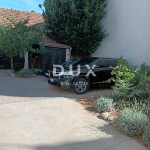 ŠIBENIK, CENTAR - Kuća u centru grada s tri apartmana i 230 m2 dvorišta i o
