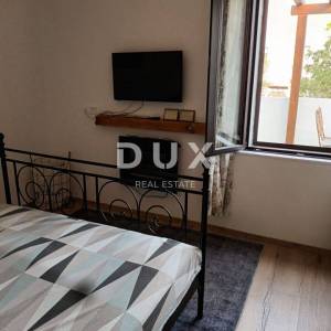 ŠIBENIK, CENTAR - Kuća u centru grada s tri apartmana i 230 m2 dvorišta i o