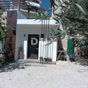 ŠIBENIK, CENTAR - Kuća u centru grada s tri apartmana i 230 m2 dvorišta i o