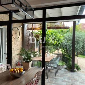 ŠIBENIK, CENTAR - Kuća u centru grada s tri apartmana i 230 m2 dvorišta i o