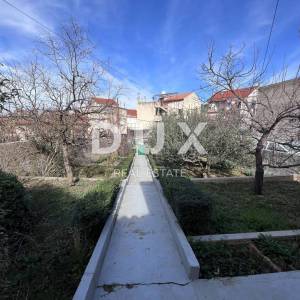 ŠIBENIK, CRNICA - prizemnica s velikim potencijalom 