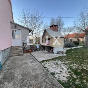 ŠIBENIK, DRNIŠ - Kuća s velikom okućnicom na osami