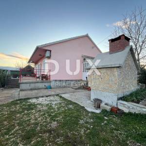 ŠIBENIK, DRNIŠ - Kuća s velikom okućnicom na osami
