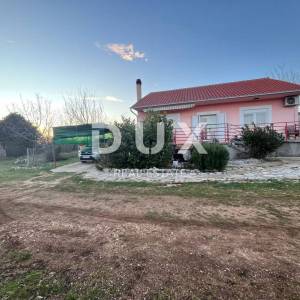 ŠIBENIK, DRNIŠ - Kuća s velikom okućnicom na osami