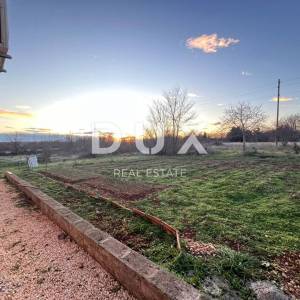ŠIBENIK, DRNIŠ - Kuća s velikom okućnicom na osami