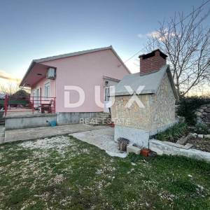 ŠIBENIK, DRNIŠ - Kuća s velikom okućnicom na osami
