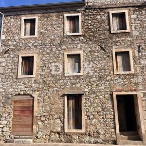 ŠIBENIK, DRNIŠ - Kuća za renovaciju - 5 poslovnih prostora + dva stana od 250 m2