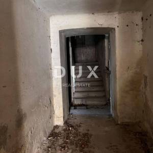 ŠIBENIK, DRNIŠ - Kuća za renovaciju - 5 poslovnih prostora + dva stana od 250 m2