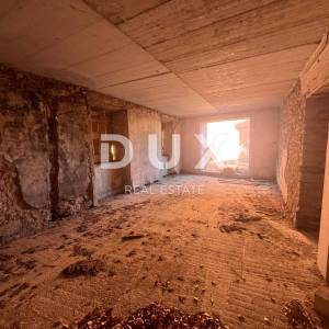 ŠIBENIK, DRNIŠ - Kuća za renovaciju - 5 poslovnih prostora + dva stana od 250 m2