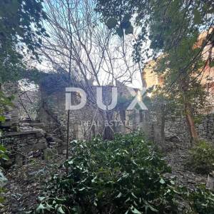 ŠIBENIK, DRNIŠ - Kuća za renovaciju - 5 poslovnih prostora + dva stana od 250 m2