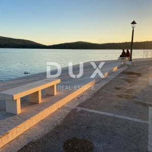 ŠIBENIK, PIROVAC - Kuća uz more u povijesnoj jezgri