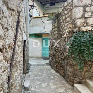 ŠIBENIK, PIROVAC - Kuća uz more u povijesnoj jezgri