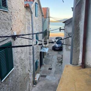 ŠIBENIK, PIROVAC - Kuća uz more u povijesnoj jezgri
