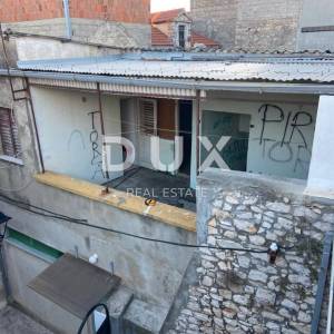 ŠIBENIK, PIROVAC - Kuća uz more u povijesnoj jezgri