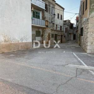 ŠIBENIK, PIROVAC - Kuća uz more u povijesnoj jezgri