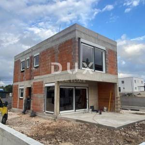 ŠIBENIK, PIROVAC - Moderni duplex sa vrtom u izgradnji 