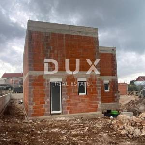 ŠIBENIK, PIROVAC - Moderni duplex sa vrtom u izgradnji 