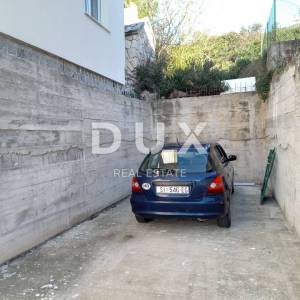 ŠIBENIK - Prostrana etažirana kuća