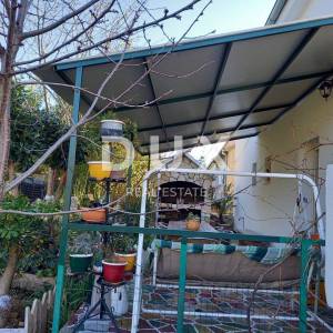 ŠIBENIK - Prostrana etažirana kuća