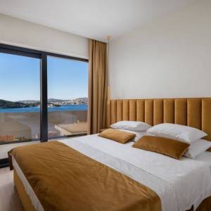ŠIBENIK, ROGOZNICA - Prekrasna vila s bazenom u blizini mora