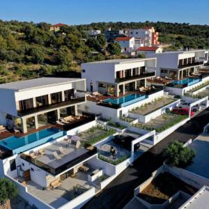 ŠIBENIK, ROGOZNICA - Prekrasna vila s bazenom u blizini mora