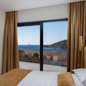ŠIBENIK, ROGOZNICA - Prekrasna vila s bazenom u blizini mora