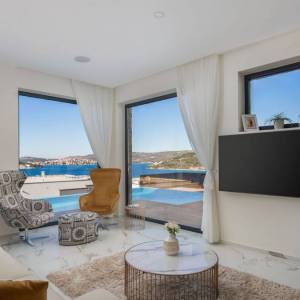 ŠIBENIK, ROGOZNICA - Prekrasna vila s bazenom u blizini mora