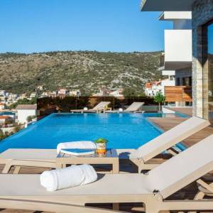ŠIBENIK, ROGOZNICA - Prekrasna vila s bazenom u blizini mora