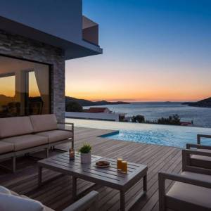 ŠIBENIK, ROGOZNICA - Prekrasna vila s bazenom u blizini mora