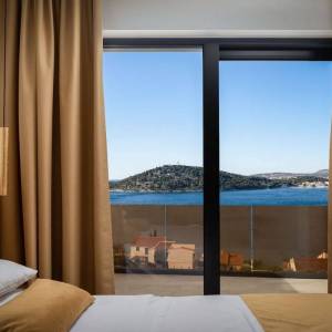ŠIBENIK, ROGOZNICA - Prekrasna vila s bazenom u blizini mora
