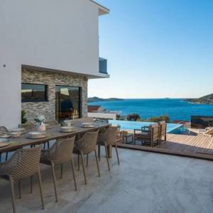 ŠIBENIK, ROGOZNICA - Prekrasna vila s bazenom u blizini mora