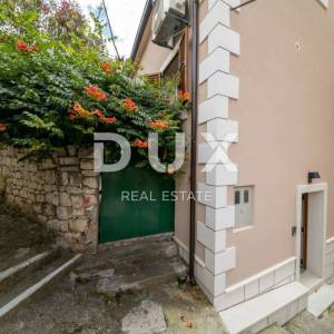 ŠIBENIK, ROGOZNICA - Renovirana kuća u nizu pokraj mora