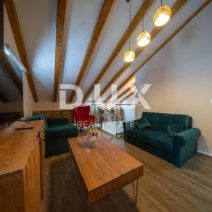 ŠIBENIK, ROGOZNICA - Renovirana kuća u nizu pokraj mora