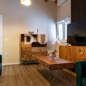 ŠIBENIK, ROGOZNICA - Renovirana kuća u nizu pokraj mora