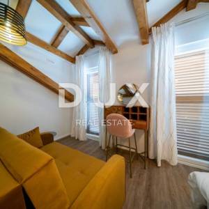 ŠIBENIK, ROGOZNICA - Renovirana kuća u nizu pokraj mora