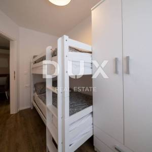 ŠIBENIK, ROGOZNICA - Renovirana kuća u nizu pokraj mora
