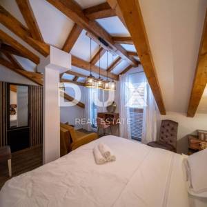 ŠIBENIK, ROGOZNICA - Renovirana kuća u nizu pokraj mora