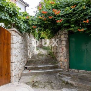 ŠIBENIK, ROGOZNICA - Renovirana kuća u nizu pokraj mora