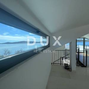 ŠIBENIK, VODICE - Dvoetažni penthouse prvi red do mora