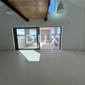 ŠIBENIK, VODICE - Dvoetažni penthouse prvi red do mora
