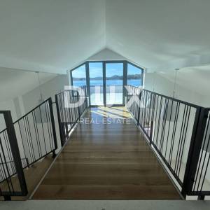 ŠIBENIK, VODICE - Dvoetažni penthouse prvi red do mora