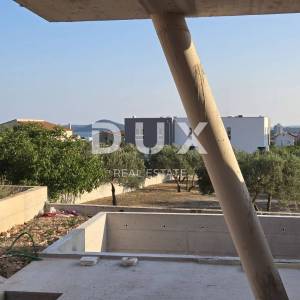 ŠIBENIK, VODICE – Ekskluzivni duplex s vrtom i bazenom, savršen spoj mira, dizajna i mediteranskog načina života