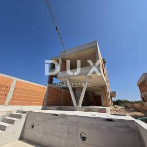 ŠIBENIK, VODICE – Ekskluzivni duplex s vrtom i bazenom, savršen spoj mira, dizajna i mediteranskog načina života