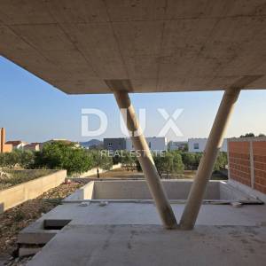 ŠIBENIK, VODICE – Ekskluzivni duplex s vrtom i bazenom, savršen spoj mira, dizajna i mediteranskog načina života