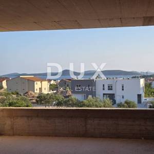 ŠIBENIK, VODICE – Ekskluzivni duplex s vrtom i bazenom, savršen spoj mira, dizajna i mediteranskog načina života