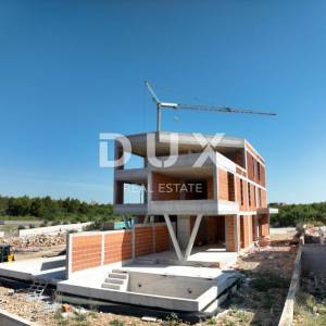 ŠIBENIK, VODICE – Ekskluzivni duplex s vrtom i bazenom, savršen spoj mira, dizajna i mediteranskog načina života