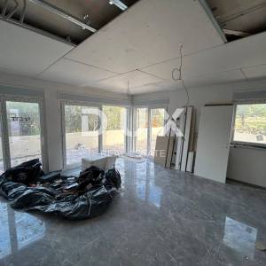 ŠIBENIK, VODICE - Kuća u nizu sa bazenom i krovnom terasom