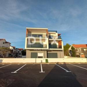 ŠIBENIK, VODICE - Poslovni prostor P1 s terasom pokraj mora