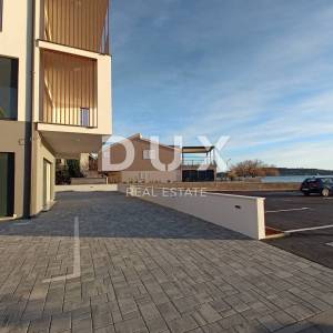 ŠIBENIK, VODICE - Poslovni prostor P1 s terasom pokraj mora