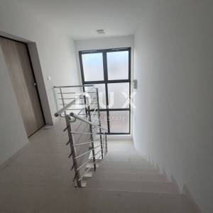 ŠIBENIK, VODICE - Predivan penthouse u novogradnji 1. red do mora